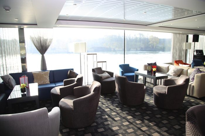 Entertainment on Scenic Jade